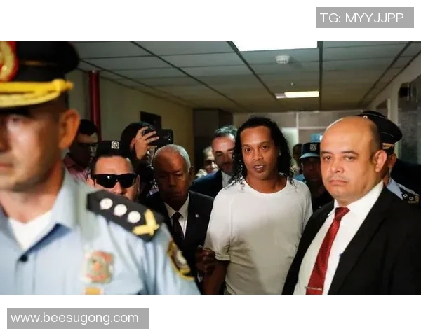 足球明星小罗亲笔签名珍藏品揭晓引发球迷热议与追捧