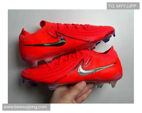 足球明星与国旗元素结合的创意鞋子图片展示