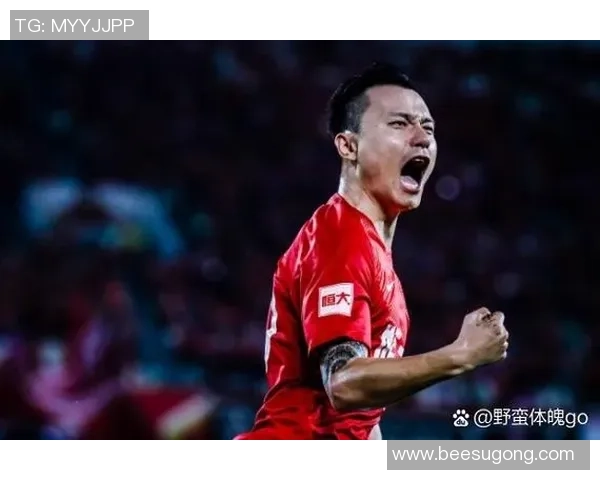 我心中的足球明星是如何在绿茵场上闪耀光芒的传奇故事